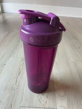 Purple 28 oz Blender Bottle